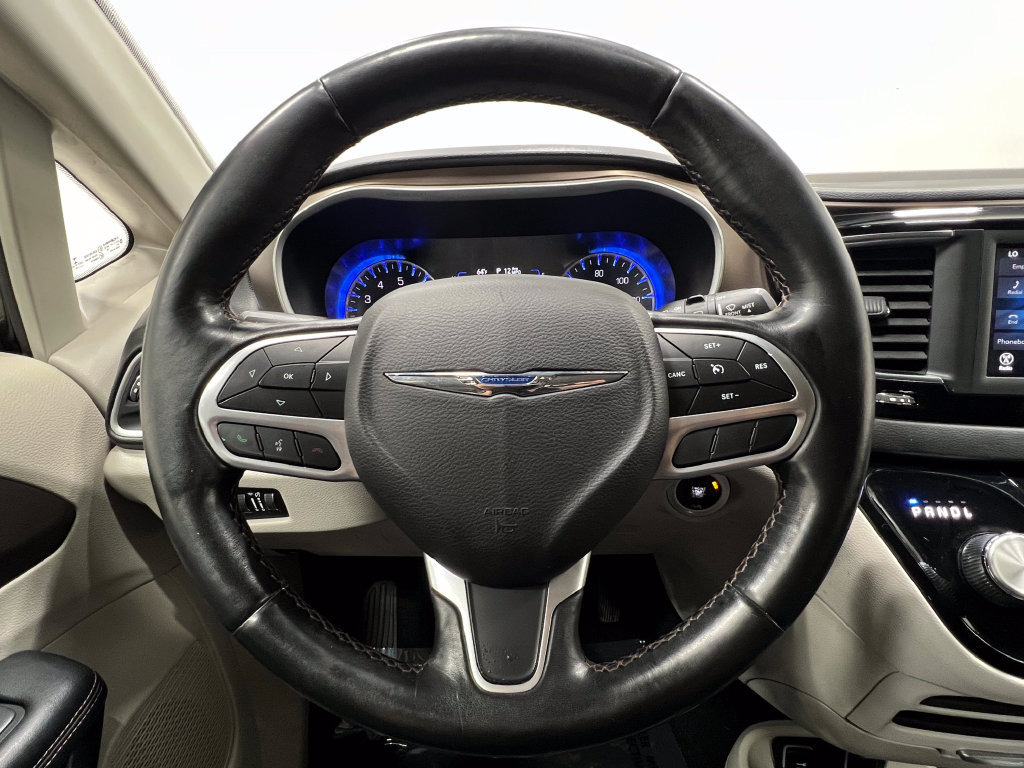 Used 2019 Chrysler Pacifica Touring-L FWD image 21