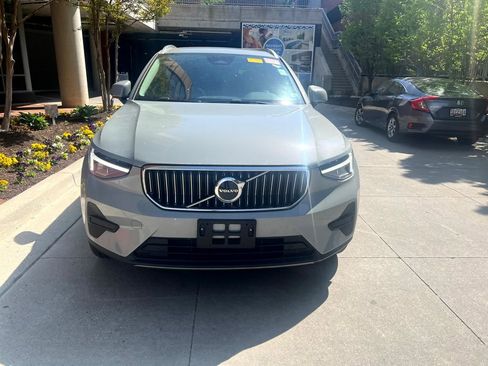 Used 2025 Volvo XC40 B5 Core image 2