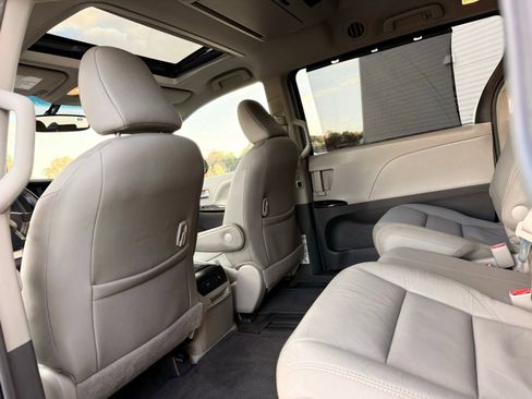 Used 2017 Toyota Sienna XLE Premium image 17
