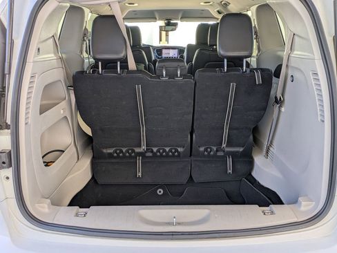 Used 2024 Chrysler Pacifica Touring-L image 26