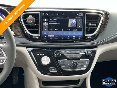 Certified 2024 Chrysler Pacifica Limited image 17