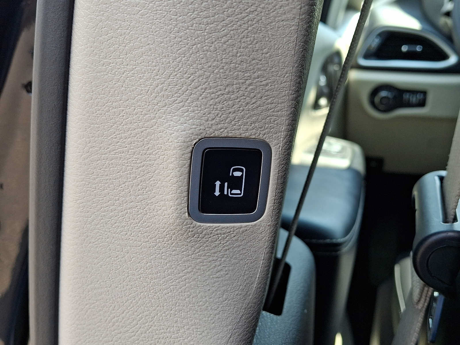 Used 2023 Chrysler Pacifica Touring-L FWD image 14