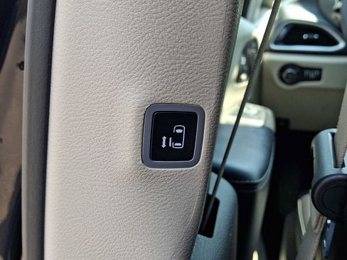 Used 2023 Chrysler Pacifica Touring-L FWD image 14