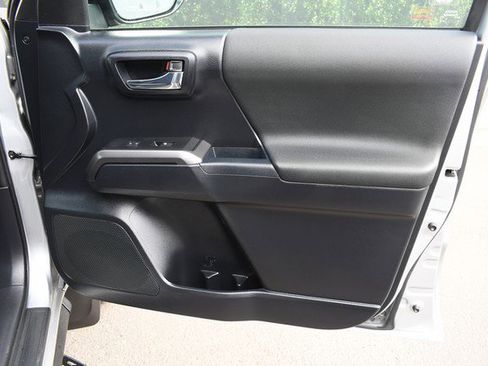 Used 2017 Toyota Tacoma TRD Sport w/ Premium & Technology Package image 23