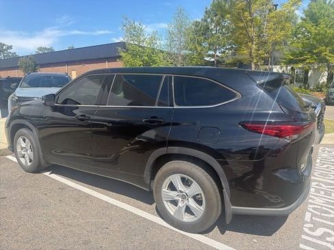 Used 2021 Toyota Highlander LE image 3