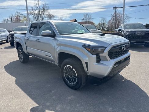 Used 2025 Toyota Tacoma TRD Sport AWD/4WD image 7