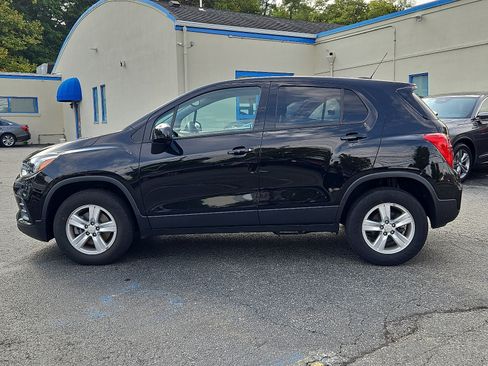 Used 2022 Chevrolet Trax LS w/ Tint and Cruise Package image 4