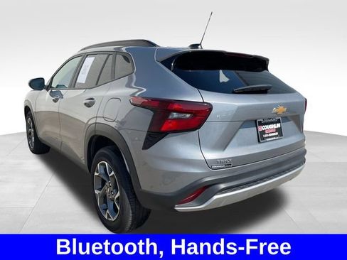 Used 2025 Chevrolet Trax LT w/ LT Convenience Package FWD image 3