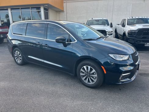 Used 2022 Chrysler Pacifica Touring-L image 7