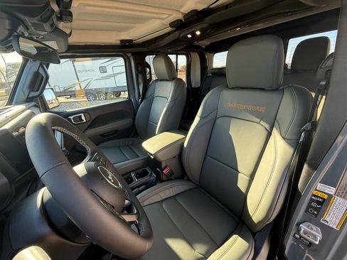 Used 2025 Jeep Gladiator Mojave w/ Convenience Group image 15