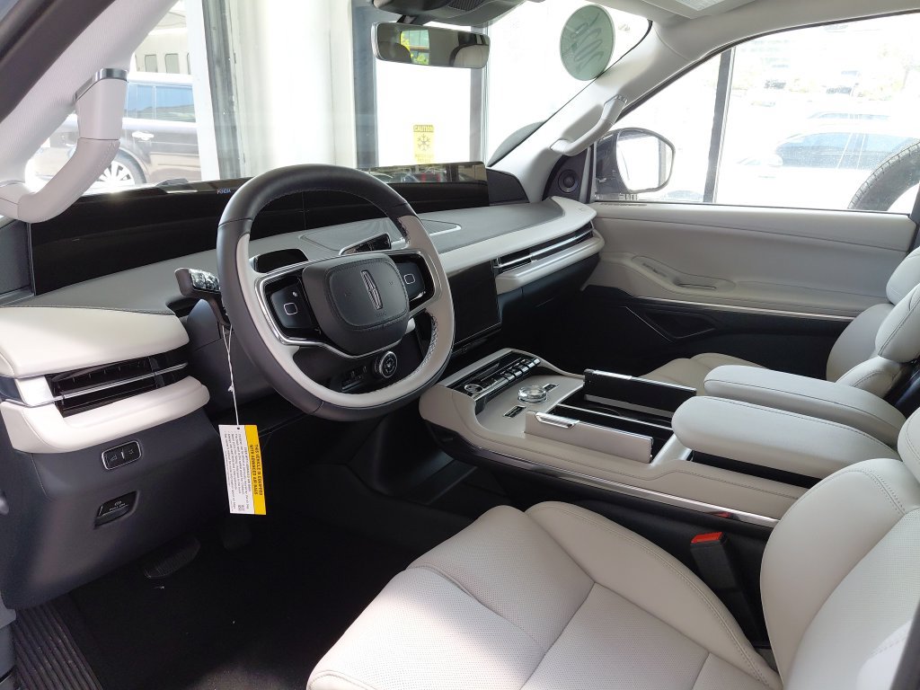 New 2026 Lincoln Navigator Premiere AWD/4WD image 13