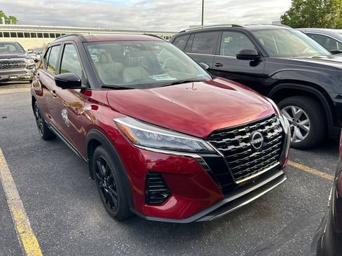 Used 2023 Nissan Kicks SR w/ SR Premium Package FWD image 3