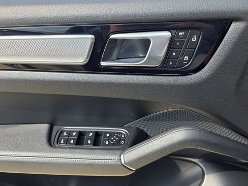 Used 2023 Porsche Cayenne Platinum Edition image 32