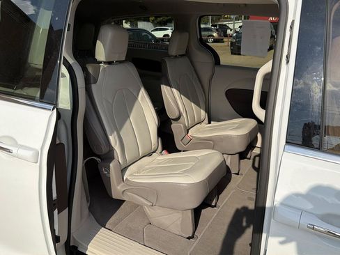 Used 2017 Chrysler Pacifica Touring-L FWD image 23