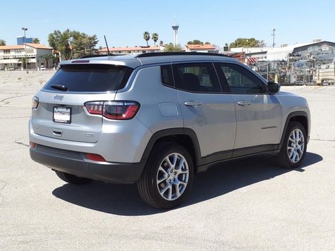 Used 2024 Jeep Compass Latitude image 5