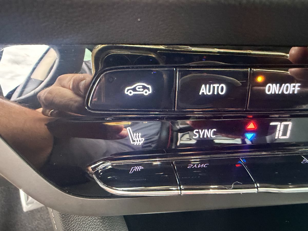 Used 2023 Buick Envision Essence w/ Technology Package I AWD/4WD image 21