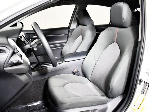 Used 2018 Toyota Camry LE image 17