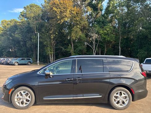 Used 2020 Chrysler Pacifica Limited FWD image 2