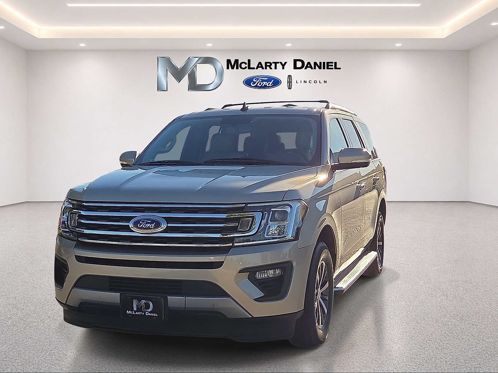 Used 2018 Ford Expedition XLT w/ Equipment Group 202A RWD image 2