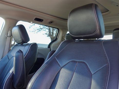 Used 2023 Chrysler Pacifica Limited image 10