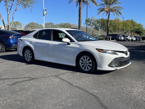 Used 2018 Toyota Camry LE image 6