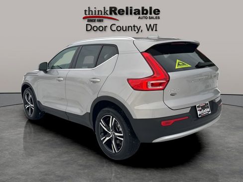 Used 2025 Volvo XC40 B5 Core image 3