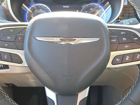 Used 2023 Chrysler Pacifica Limited w/ Uconnect Theater Family Group image 38