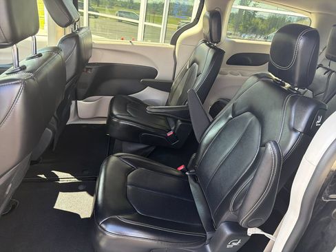 Used 2024 Chrysler Pacifica Touring-L FWD image 20