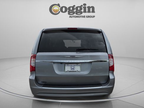 Used 2013 Chrysler Town & Country Touring FWD image 4