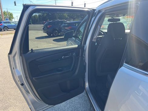 Used 2017 Chevrolet Traverse LT image 28
