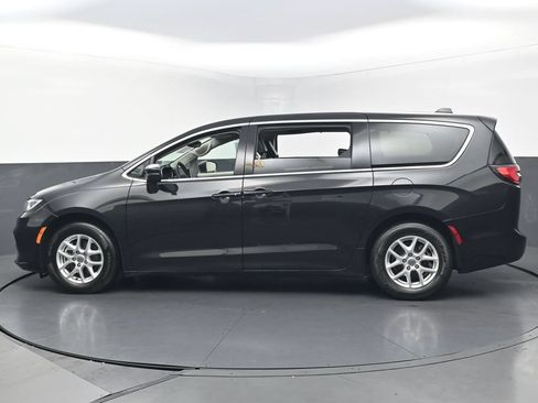 Used 2023 Chrysler Pacifica Touring-L FWD image 11