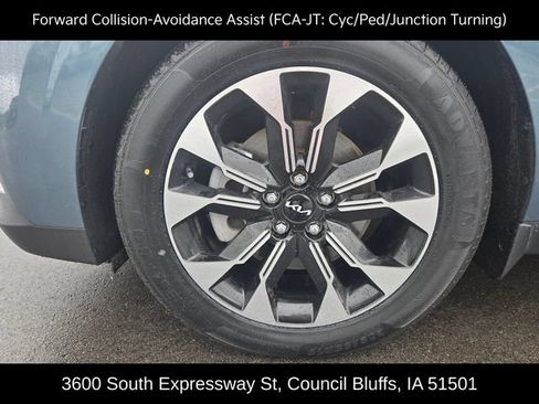 Used 2024 Kia Carnival EX FWD image 12