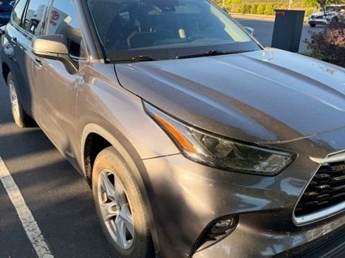 Used 2022 Toyota Highlander LE FWD image 2
