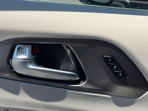 Used 2024 Chrysler Pacifica Touring-L FWD image 19