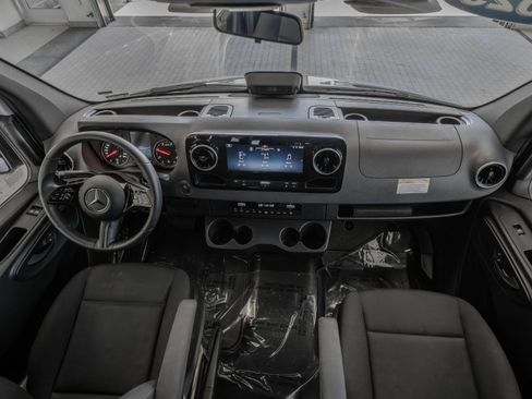 Used 2025 Mercedes-Benz Sprinter 2500 image 8