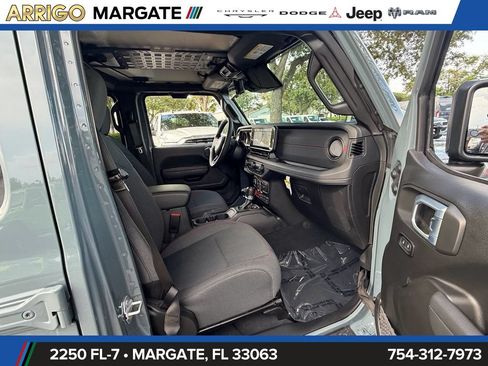 Used 2026 Jeep Wrangler Unlimited Rubicon w/ Technology Group AWD/4WD image 16