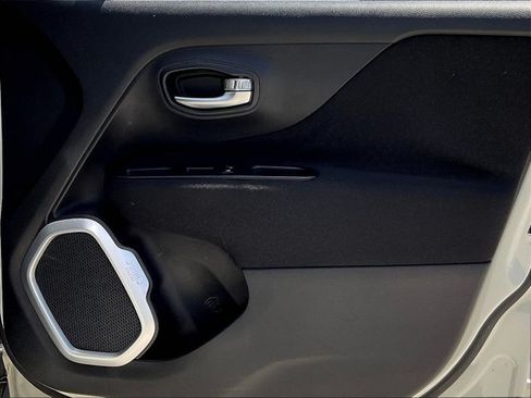 Used 2018 Jeep Renegade Latitude FWD image 15