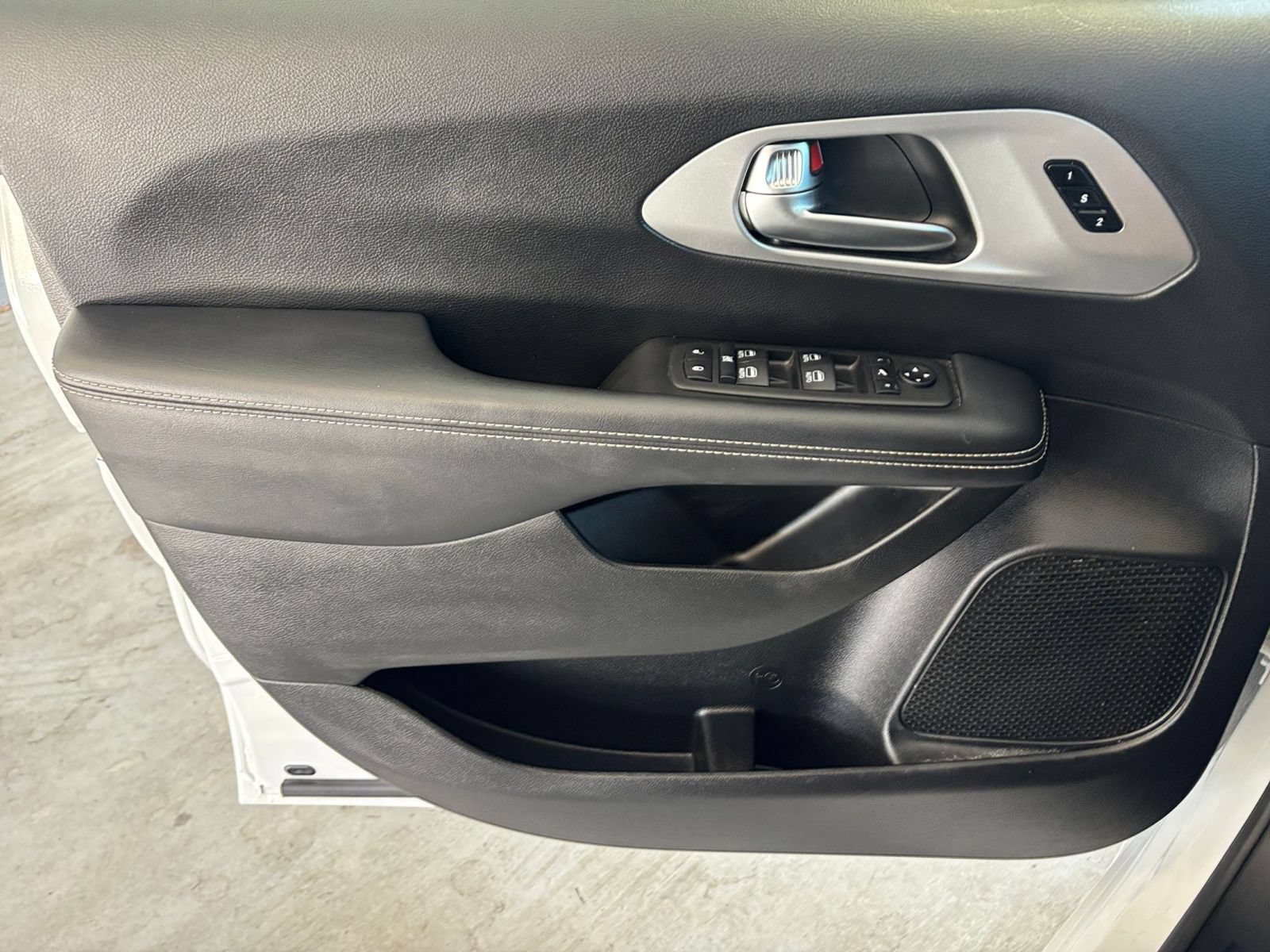 Used 2025 Chrysler Pacifica Limited FWD image 18
