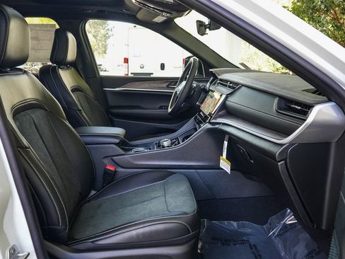 New 2026 Jeep Grand Cherokee Altitude image 17