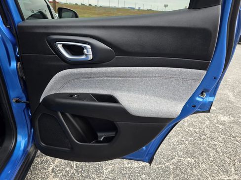 Used 2023 Jeep Compass Latitude image 14