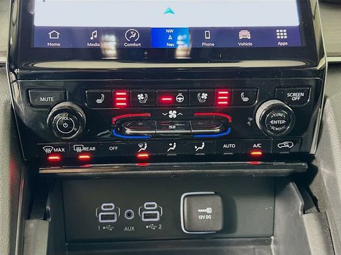 Used 2024 Jeep Grand Cherokee Limited w/ Luxury Tech Group II image 16