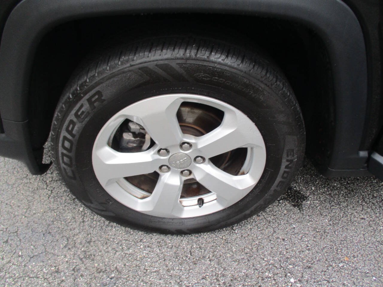 Used 2018 Jeep Compass Latitude w/ Popular Equipment Group FWD image 29