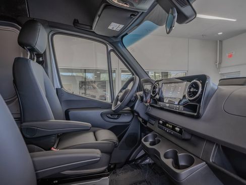 Used 2025 Mercedes-Benz Sprinter 2500 image 17