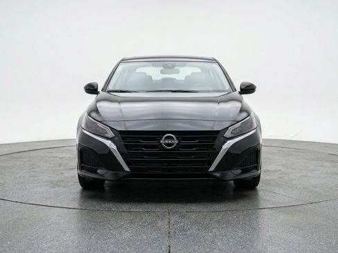 Used 2025 Nissan Altima 2.5 SV FWD image 2