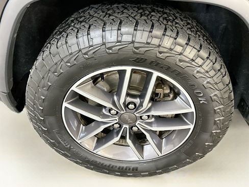 Used 2019 Jeep Grand Cherokee Limited image 11