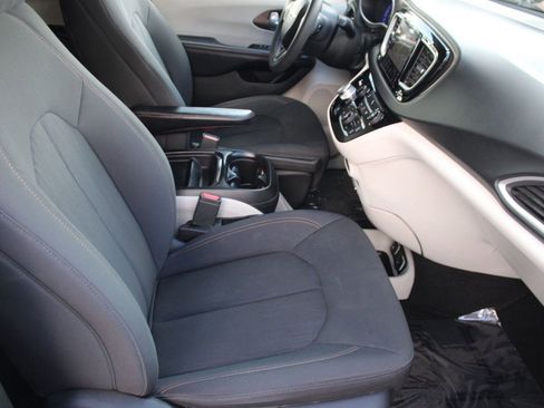 Used 2018 Chrysler Pacifica Touring Plus image 34