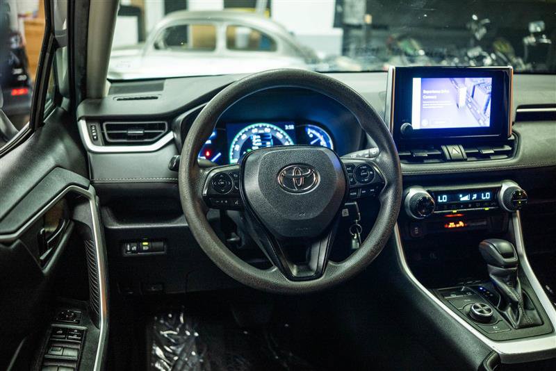 Used 2023 Toyota RAV4 LE AWD/4WD image 15