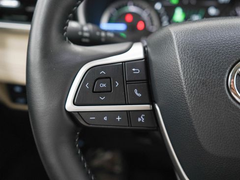 Used 2025 Toyota Highlander XLE AWD/4WD image 25
