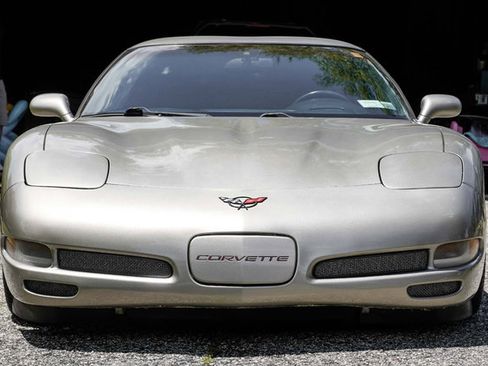 Used 2000 Chevrolet Corvette Coupe w/ Roof Pkg RWD image 13