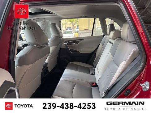 Used 2021 Toyota RAV4 XLE Premium image 17